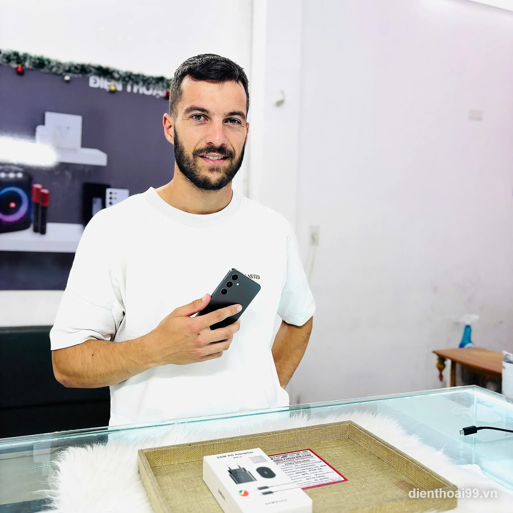Khách hàng đang chọn mua điện thoại Samsung chính hãng tại Điện Thoại 99 Đà Nẵng