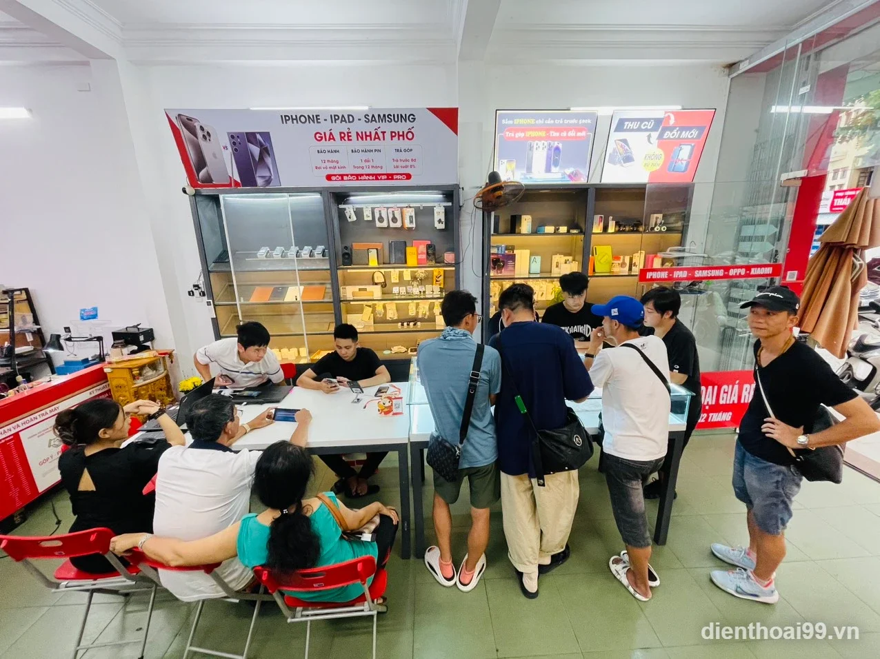 Khách hàng đông đúc tại cửa hàng Điện Thoại 99 Đà Nẵng