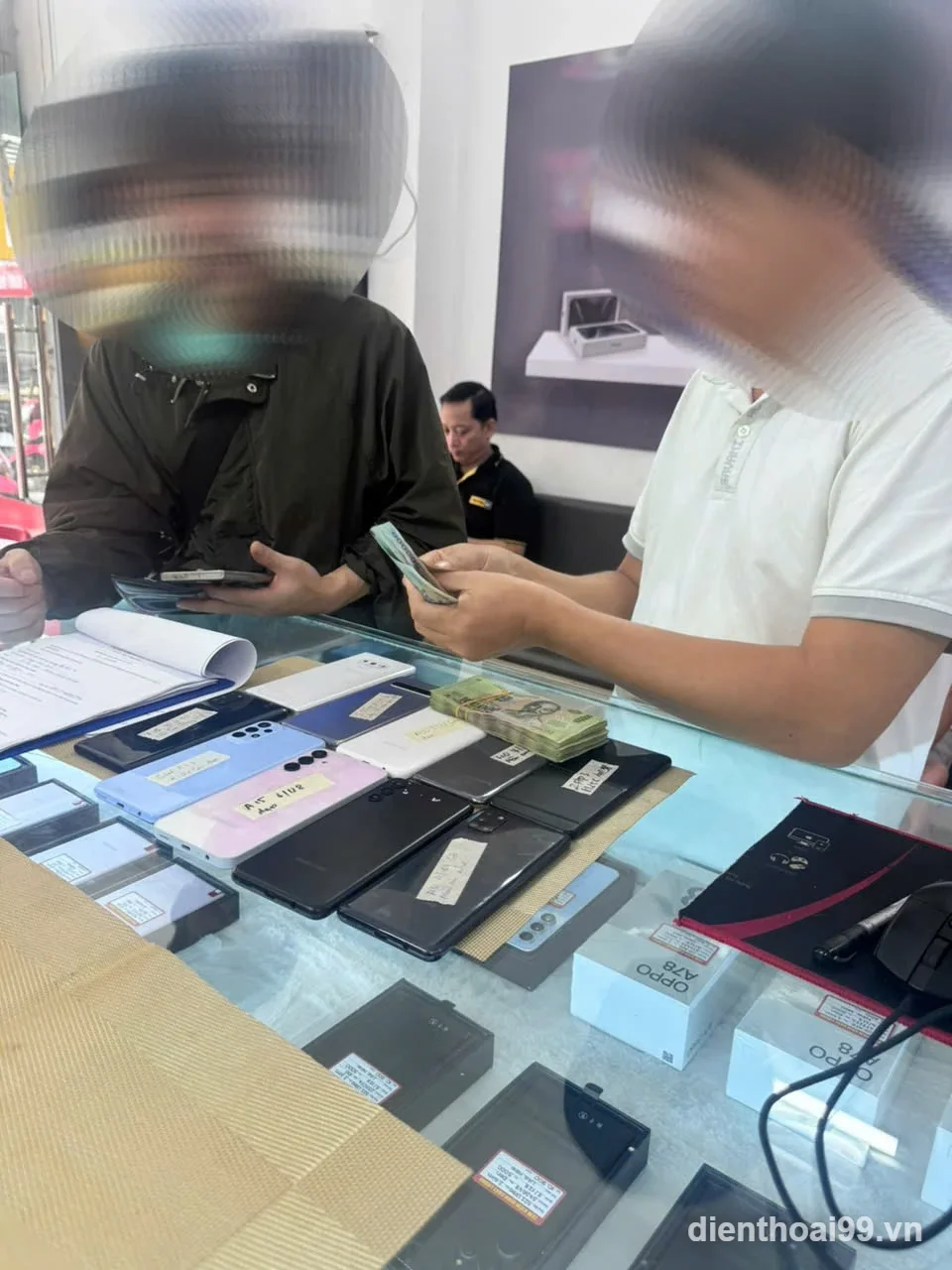 Khách hàng giao dịch mua điện thoại tại Điện Thoại 99 Đà Nẵng
