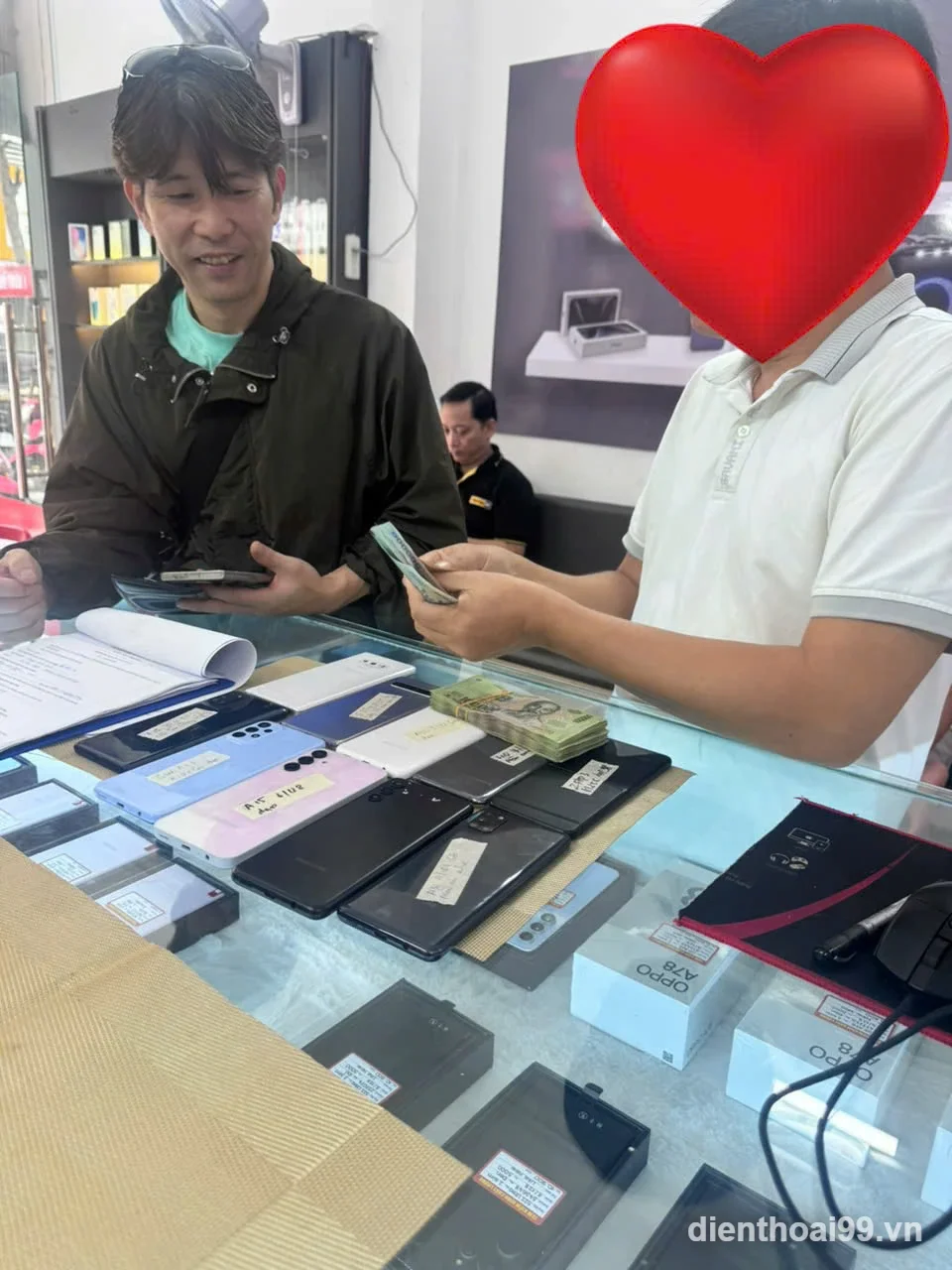 Khách hàng mua Motorola Edge 40 cũ tại Điện Thoại 99 Hàm Nghi Đà Nẵng