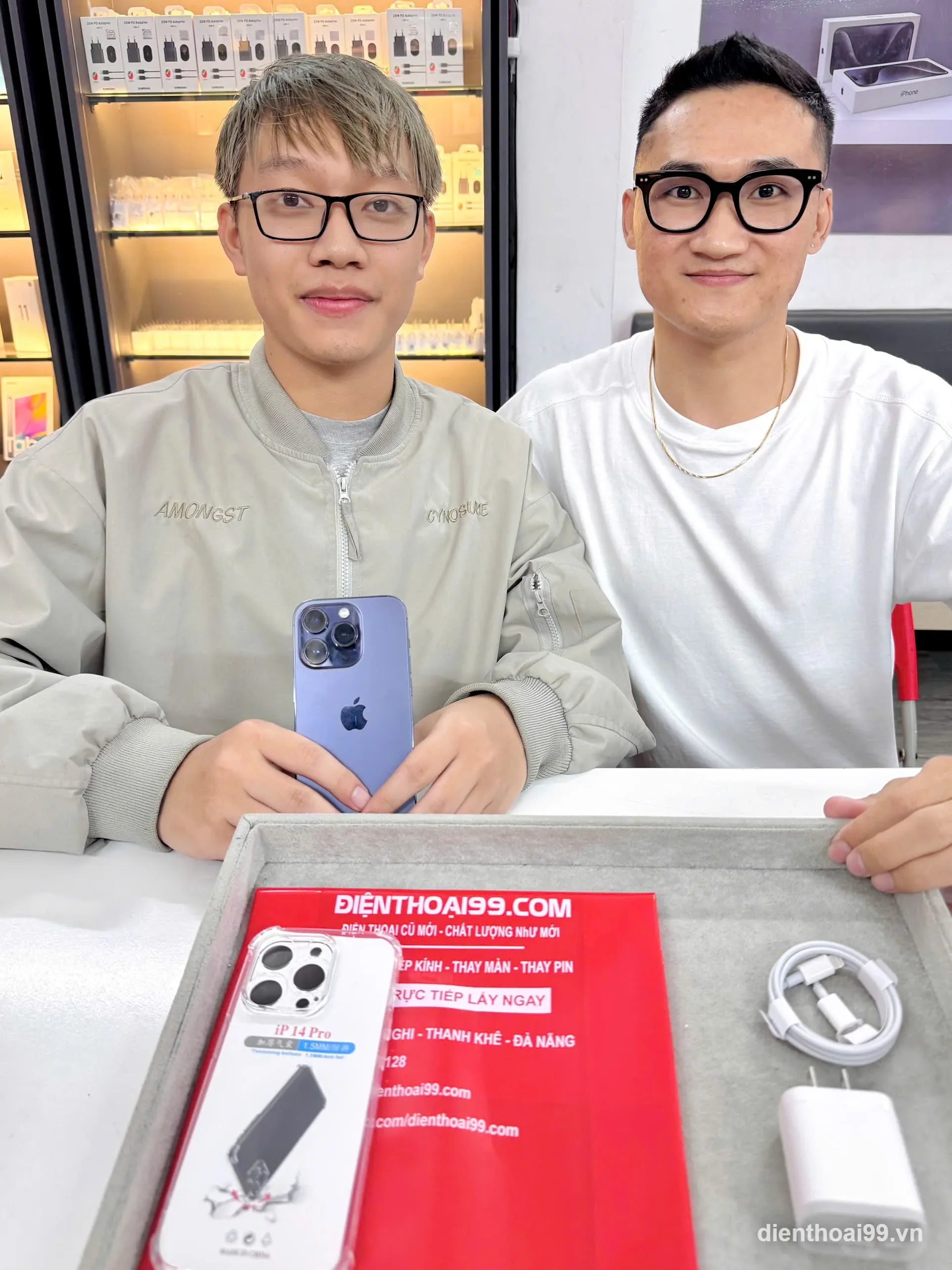 Khách hàng hài lòng khi mua iPhone 14 Pro tại Điện Thoại 99 Đà Nẵng