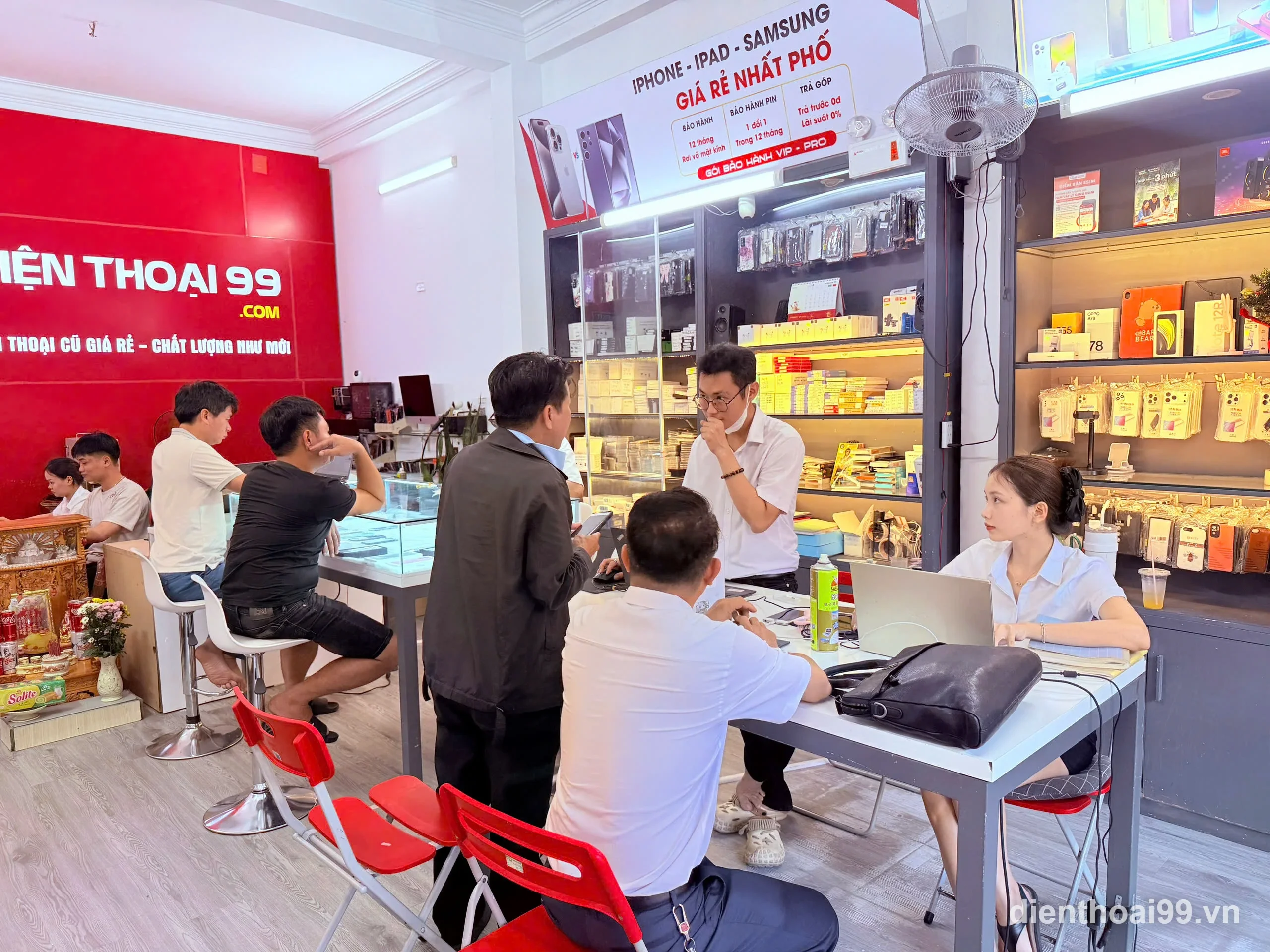 Khách hàng mua sắm và được tư vấn điện thoại tại cửa hàng Điện Thoại 99 Hàm Nghi Đà Nẵng