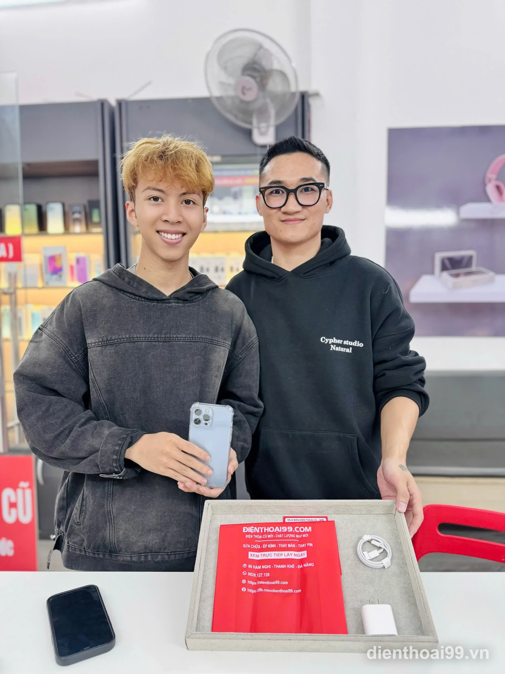 Khách hàng nhận iPhone 6s tại Điện Thoại 99 Đà Nẵng