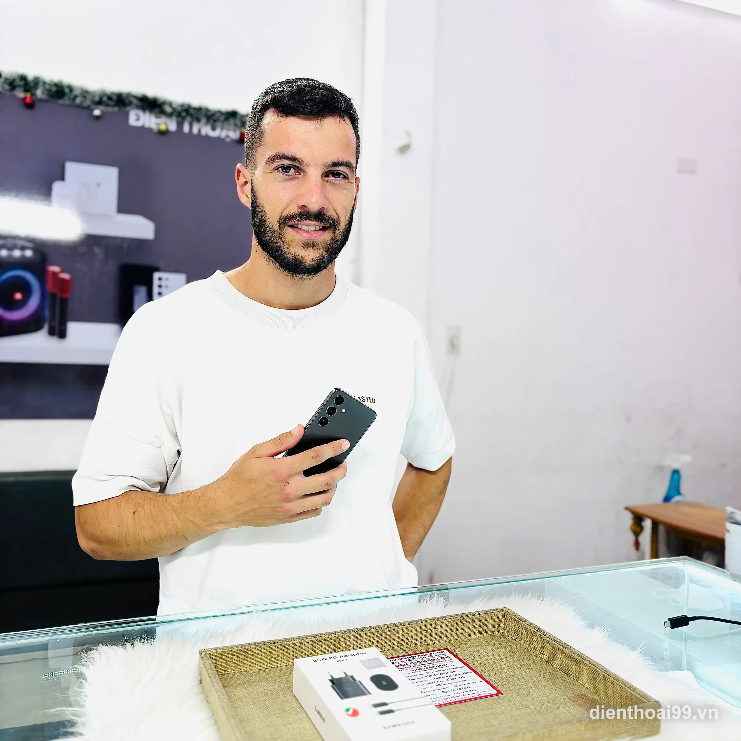 Khách hàng hài lòng với điện thoại Samsung mới mua tại Điện Thoại 99 Đà Nẵng