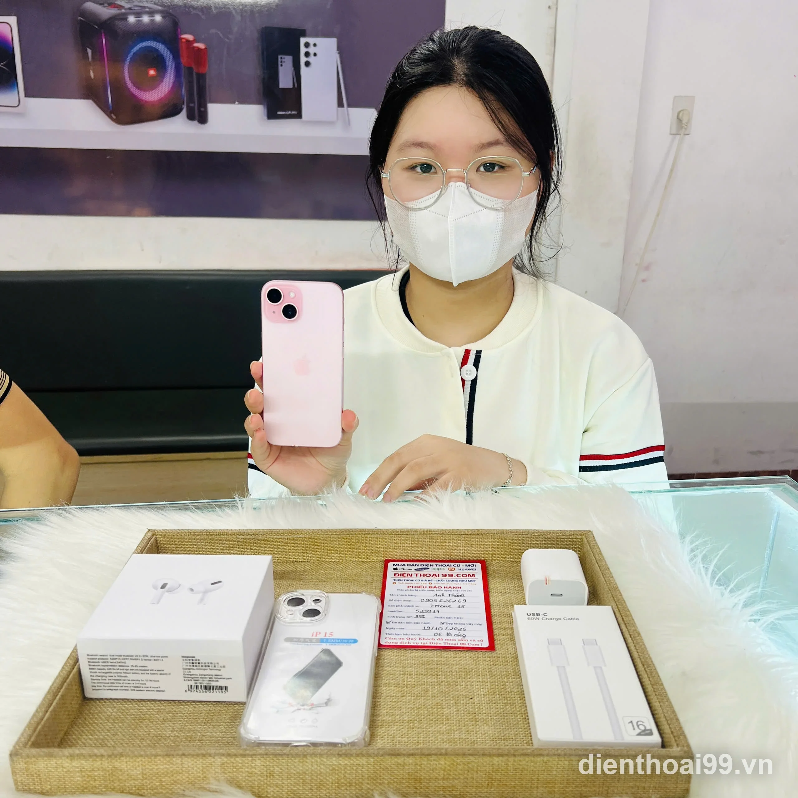 Nhân viên Điện Thoại 99 tư vấn iPhone màu hồng tại cửa hàng Đà Nẵng