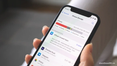 Người dùng đang tối ưu bộ nhớ iPhone để giải phóng dung lượng hiệu quả tại Điện Thoại 99 Đà Nẵng