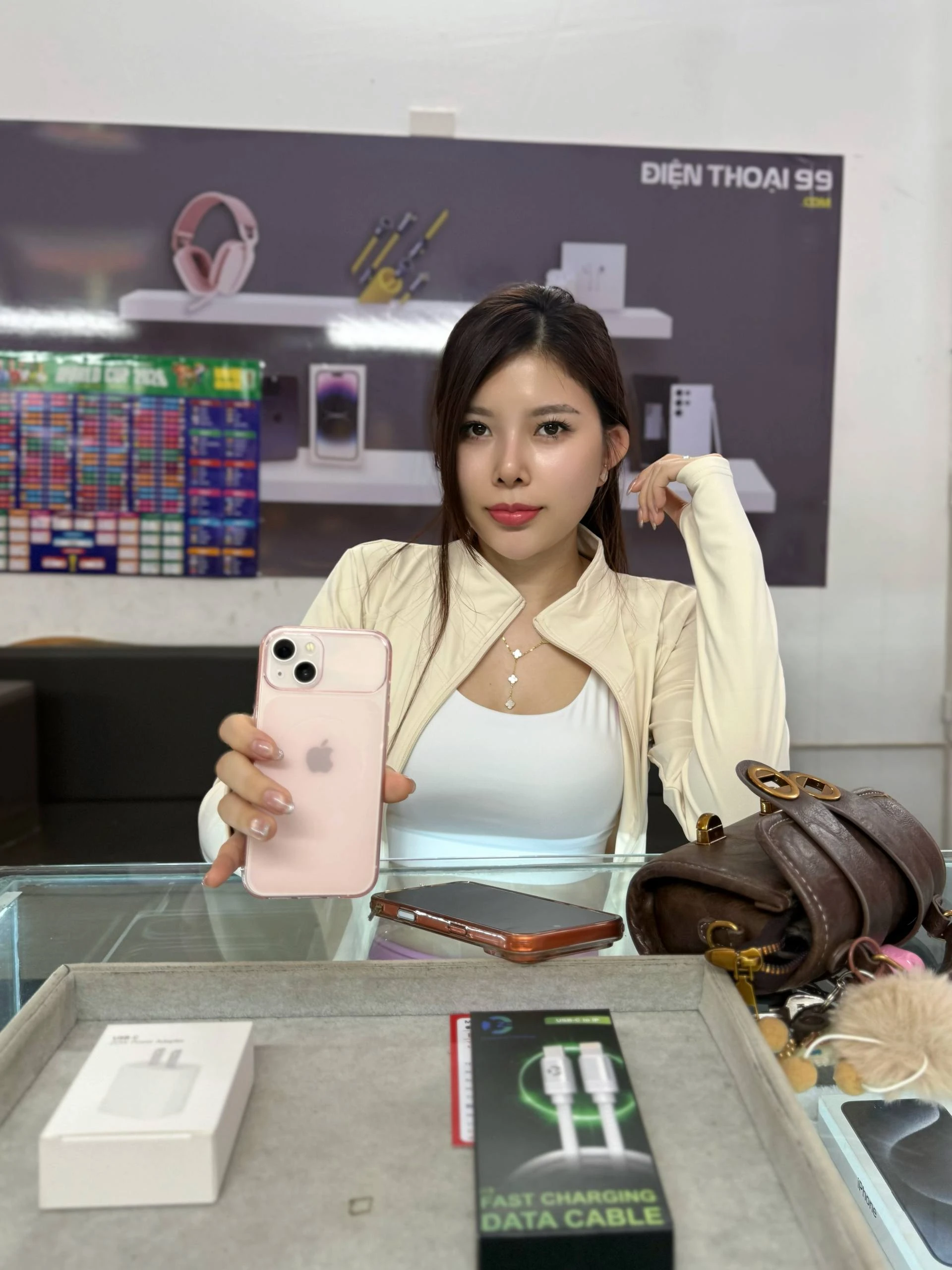 Điện thoại Apple iPhone 13 màu hồng chính hãng giá tốt tại Điện Thoại 99 Đà Nẵng.