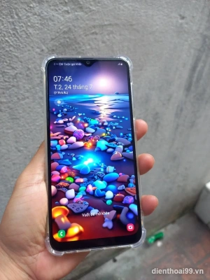 Điện thoại Samsung Galaxy A màu đen giá rẻ, có ốp lưng trong suốt tại Điện Thoại 99 Đà Nẵng.