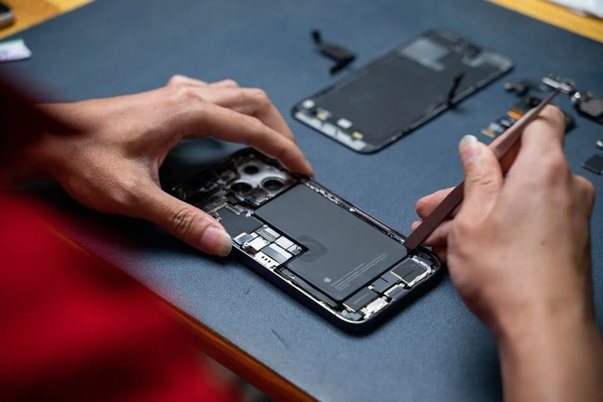 Kỹ thuật viên Điện Thoại 99 sửa chữa iPhone chuyên nghiệp tại Đà Nẵng