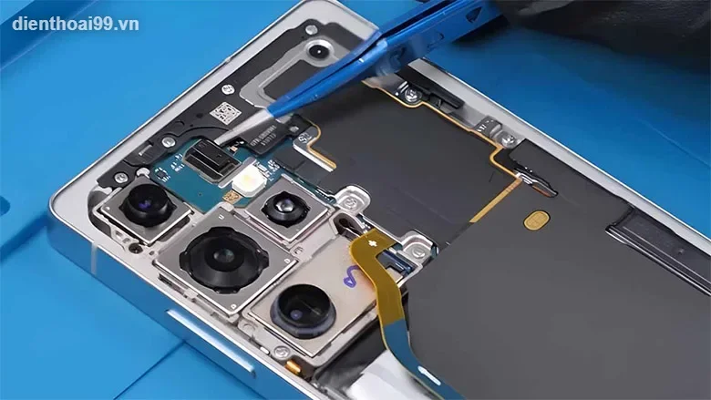 Kỹ thuật viên sửa chữa điện thoại Samsung Galaxy tại Điện Thoại 99 Đà Nẵng