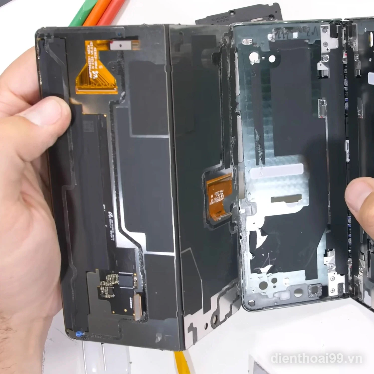 Kỹ thuật viên Điện Thoại 99 thay màn hình Samsung Galaxy Z Fold uy tín tại Đà Nẵng